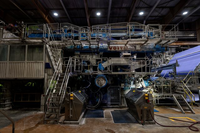 Zoals het precieze recept van Coca-Cola al decennialang geheim is, zijn de soorten houtvezels en hun verhouding het bedrijfsgeheim van Crown Van Gelder.