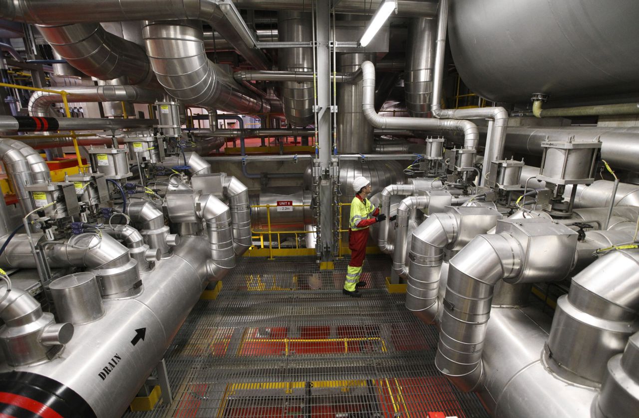 Een man controleert gasleidingen in een centrale in Isle of Grain, in het Verenigd Koninkrijk.