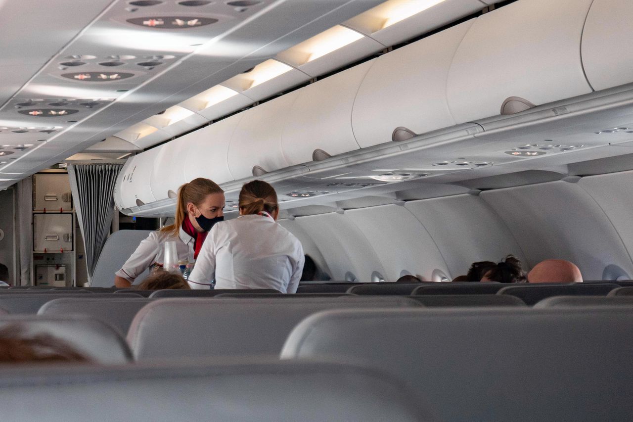 Vechten in het gangpad, roken op het toilet: luchtvaart wil harder gaan optreden tegen ‘vliegaso’s’ 