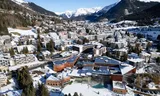Dronefoto van het congrescentrum en het Zwitsers stadje Davos waar het jaarlijkse World Economic Forum plaatsvindt.