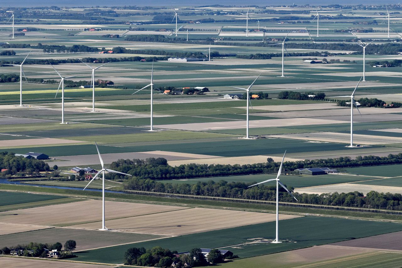 Luchtfoto van de vele windmolens in Windpark Wieringermeer in Noord-Holland.
