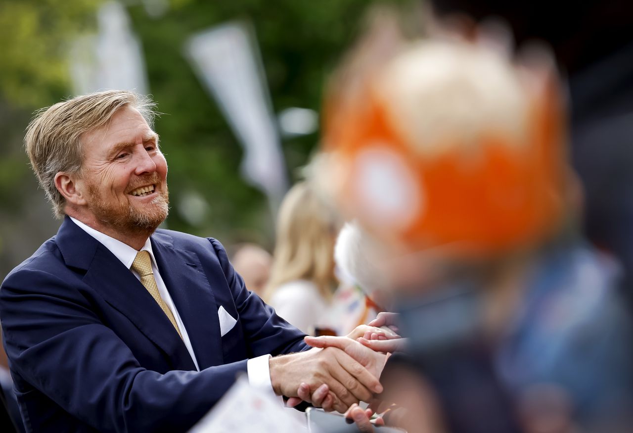 Willem-Alexander is met ‘veel plezier’ in Emmen 