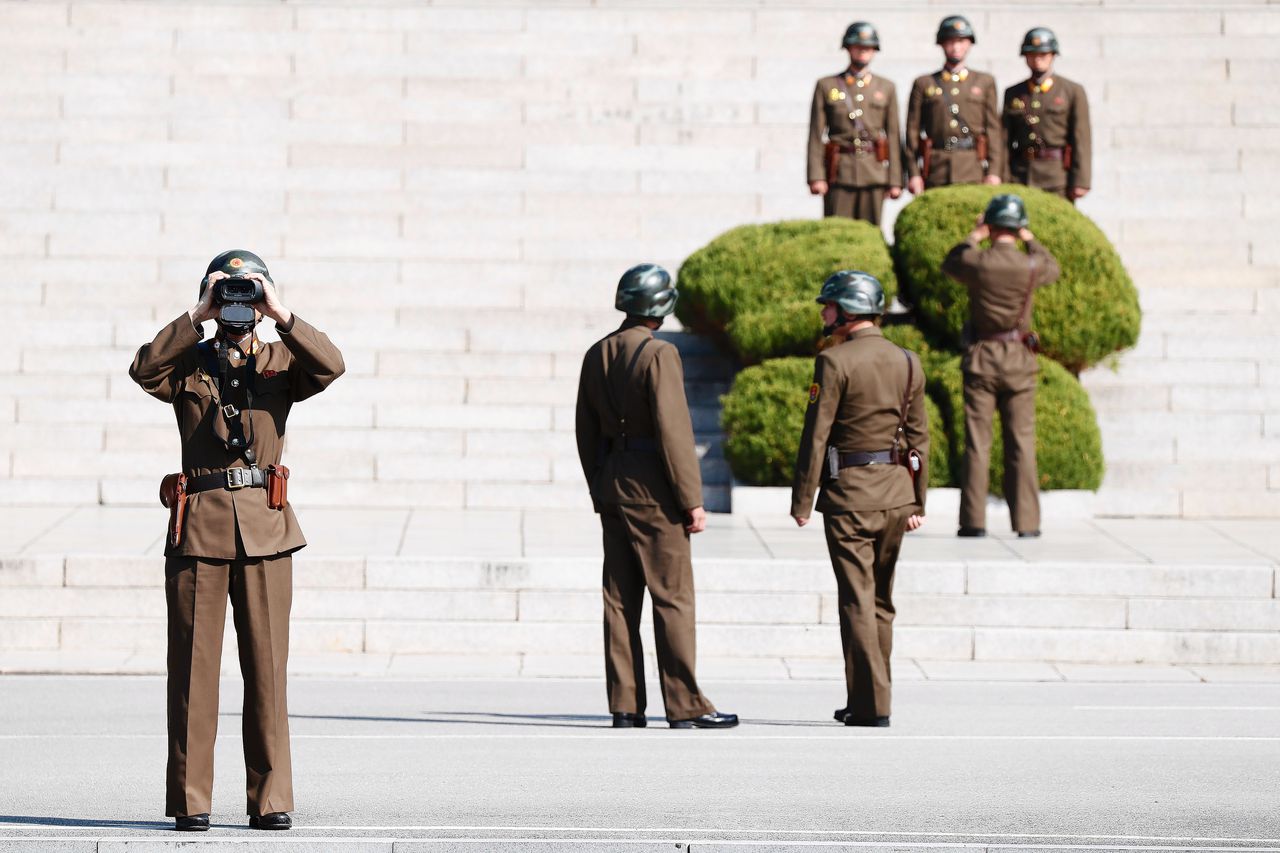 Noord-Koreaanse grenswachten in de gedemilitariseerde zone bij de grens met Zuid-Korea.