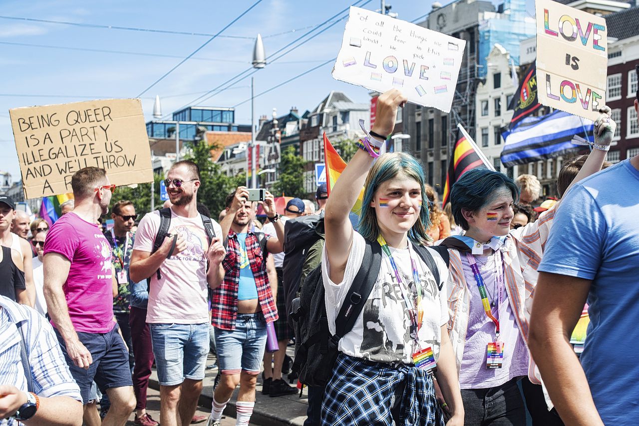 Deelnemers aan de Pride Walk vorig jaar tijdens Pride Amsterdam. De protestmars, die steeds populairder wordt, valt nu in de week die wordt georganiseerd door Queer Amsterdam.