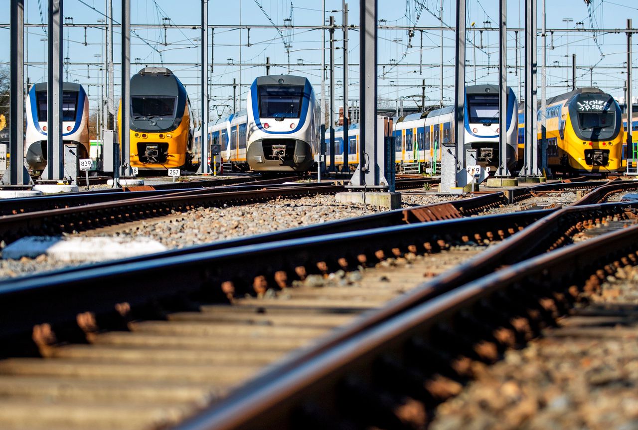 Geparkeerde Intercity- en Sprinter-treinen.