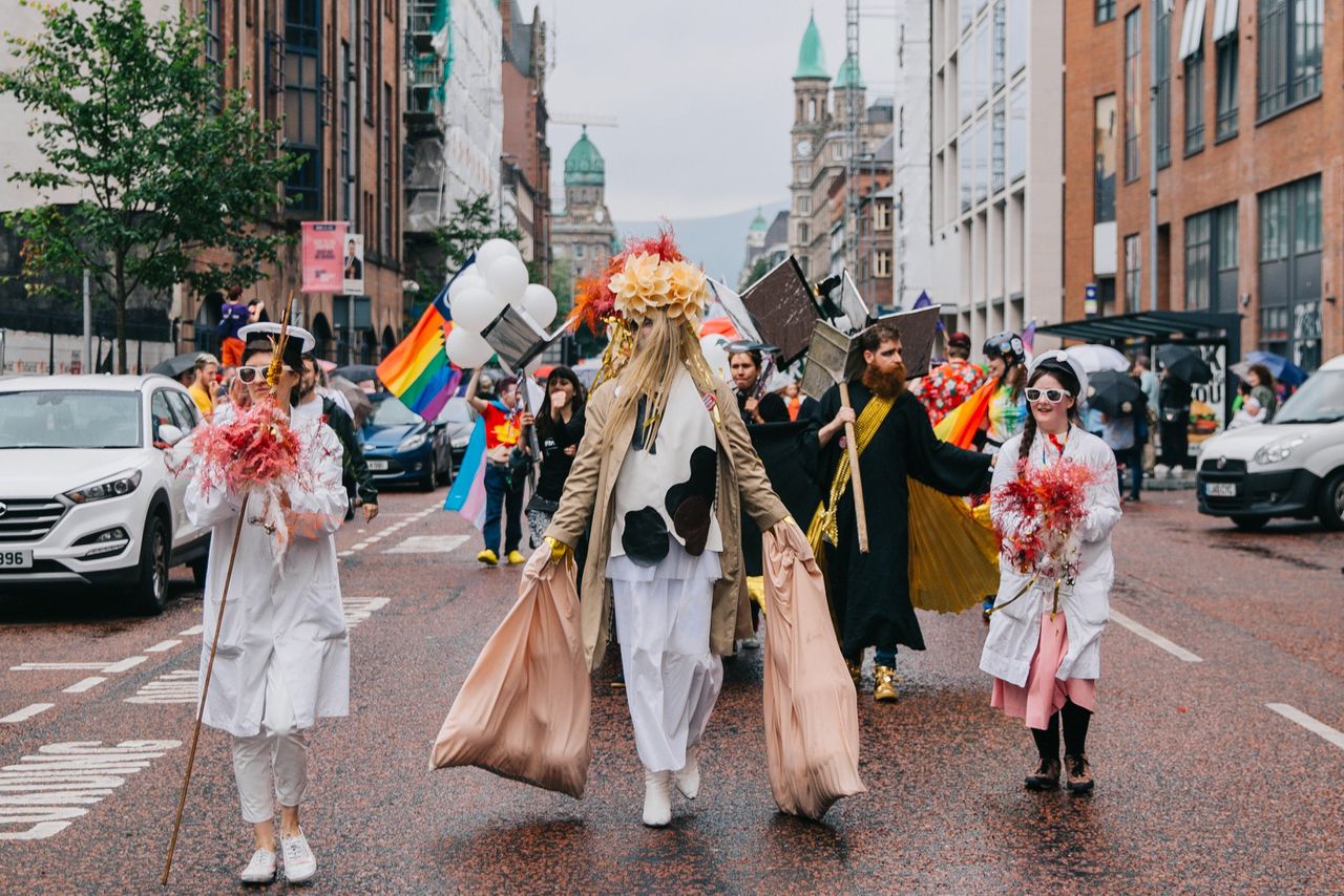 The Array Collective tijdens de Pride in 2019. Het kunstenaarscollectief richt zich op politieke problemen in Belfast, zoals abortuswetgeving en lhbti+ rechten.