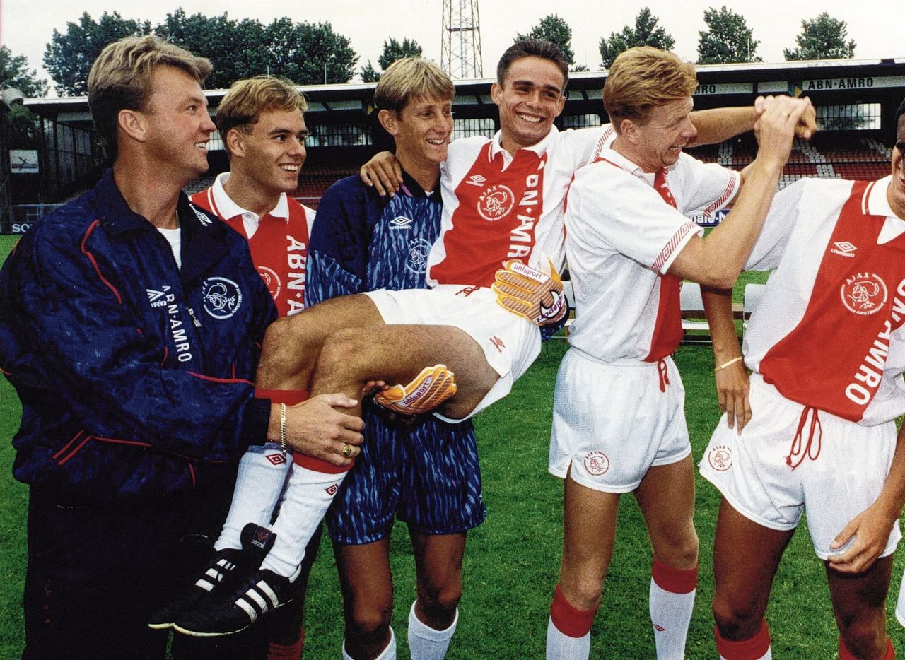 De jonge voetballer Marc Overmars, in 1992 op handen gedragen door, onder anderen, Edwin van der Sar, toen nog reservedoelman.