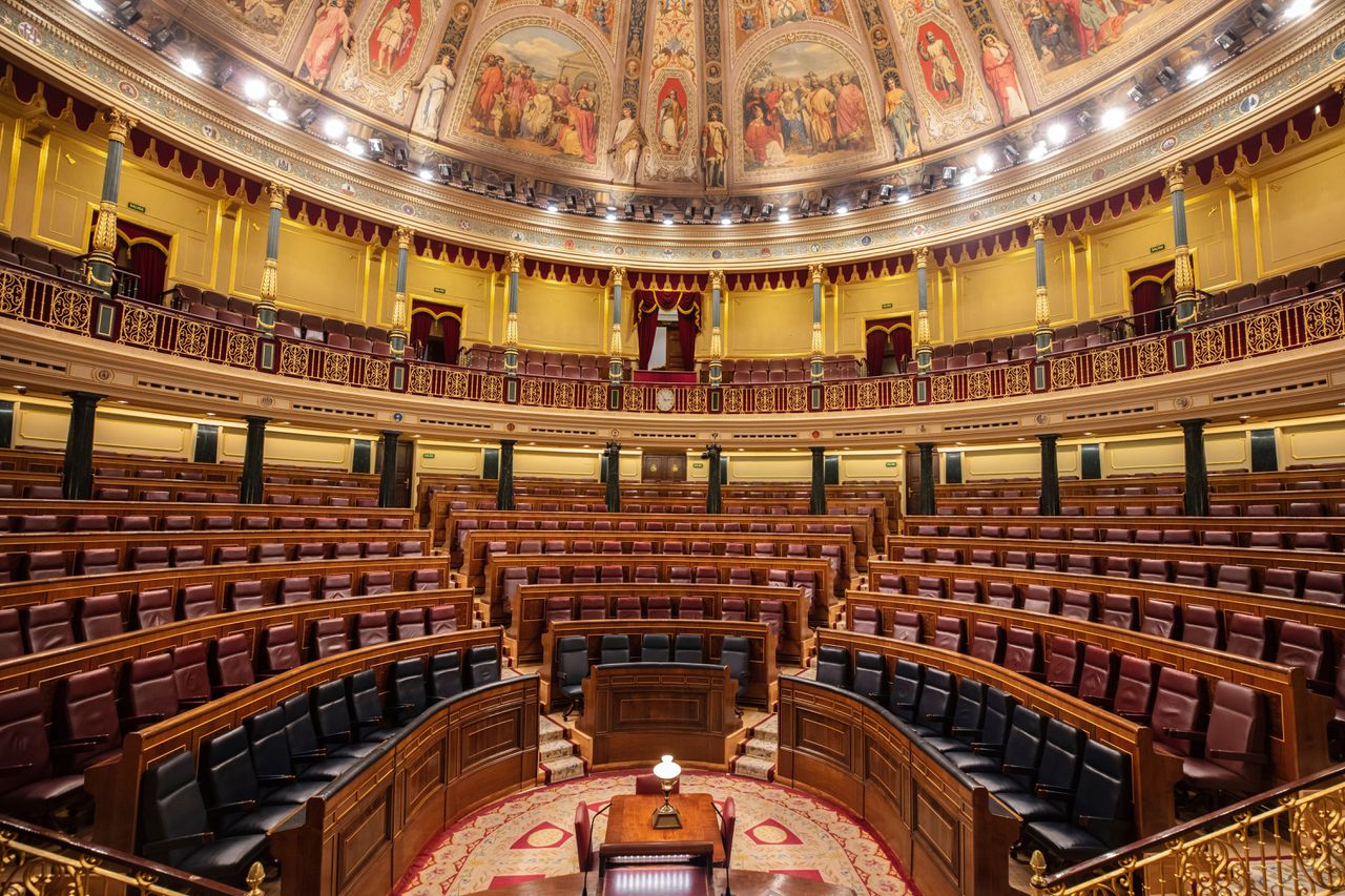 De lege vergaderzaal van het Congreso de Diputados, het Spaanse lagerhuis. Vergaderingen zijn een week opgeschort nu twee leden van de ultrarechtse partij Vox besmet blijken met het nieuwe coronavirus.