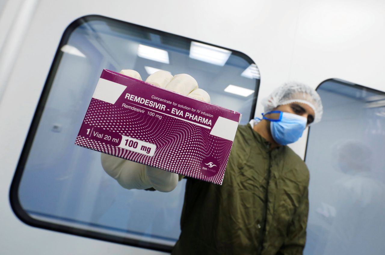Een laborant toont een doosje remdesivir. De regering-Trump krijgt komende drie maanden ruim 500.000 behandelingskuren.