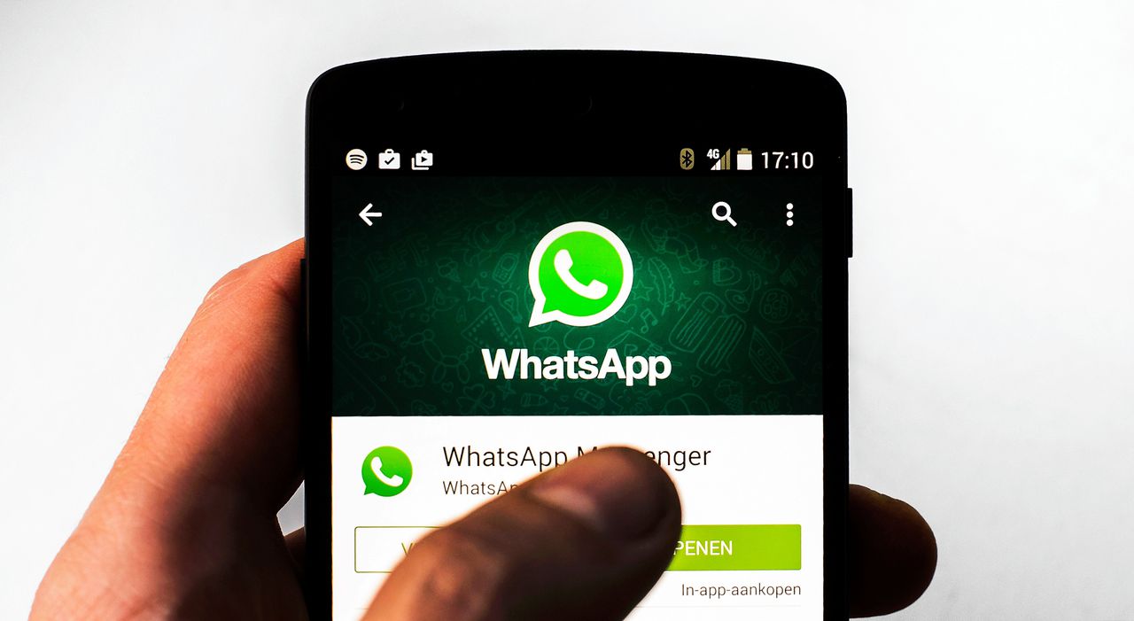 WhatsApp, met wereldwijd 2 miljard gebruikers, legt niet duidelijk uit hoe data verwerkt worden en gedeeld met andere Facebookdiensten.