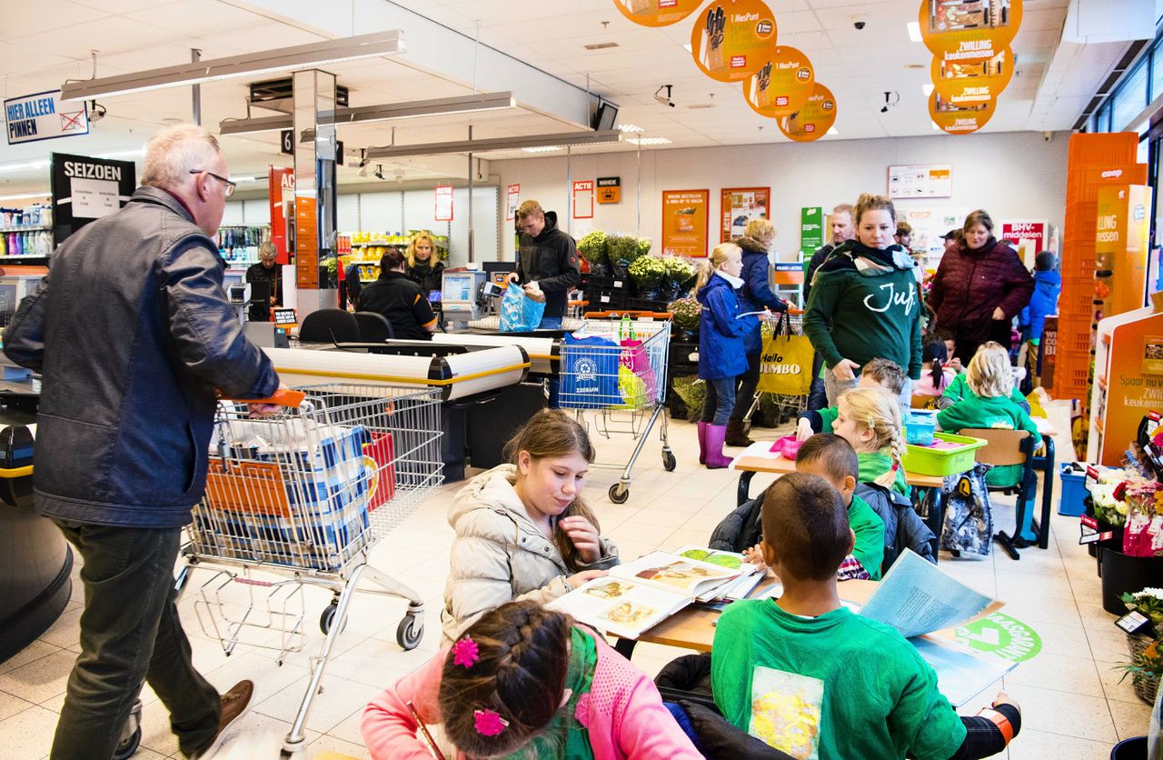 Niet staken, maar één dag  les geven in de supermarkt 