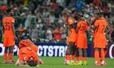 Spelers van Oranje treuren na de verloren strafschoppenserie tegen Marokko