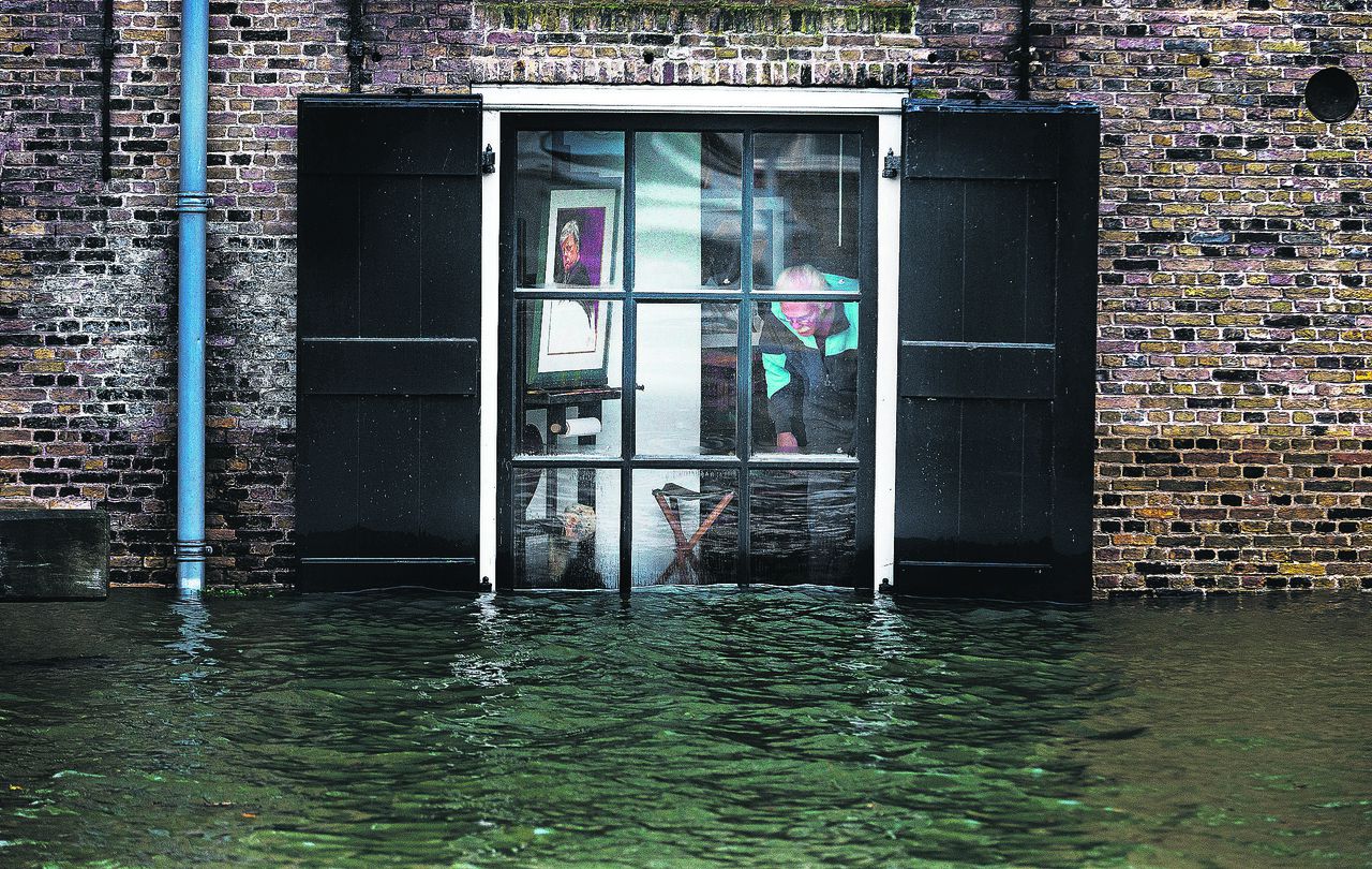 Meneer van Nes in zijn woning in Dordrecht. De foto werd vorige week gemaakt door ANP-fotograaf Jerry Lampen.