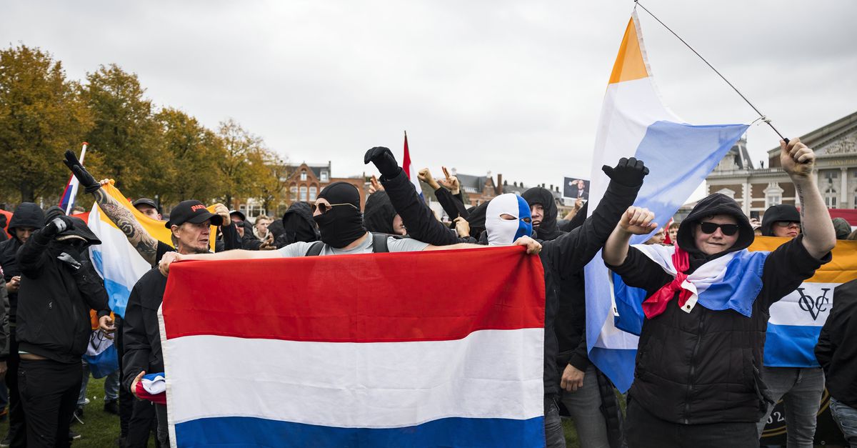 Uithoorn haalt Nederlandse vlaggen van de straat. ‘Het wordt een symbool voor uitsluiting in plaats