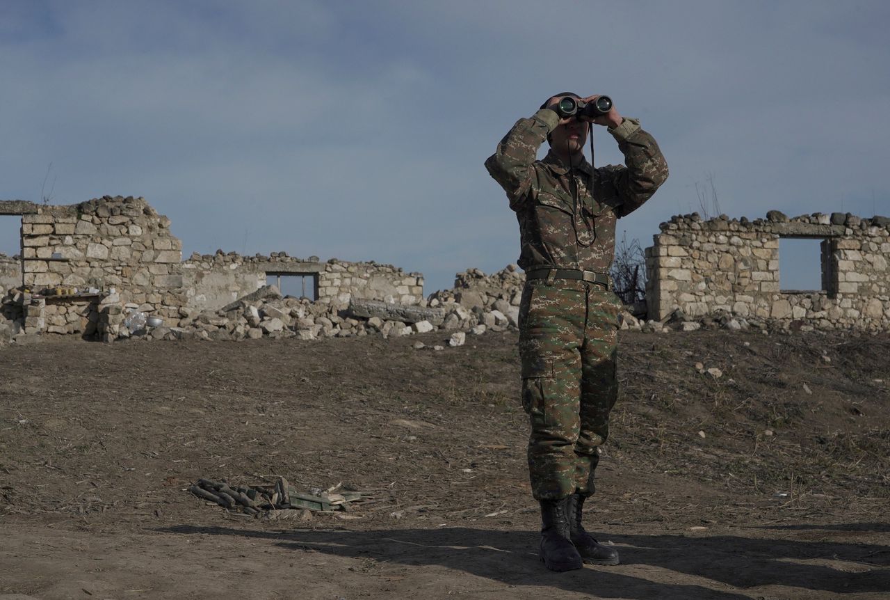Een Armeense militair overziet het grensgebied met Azerbeidzjan.