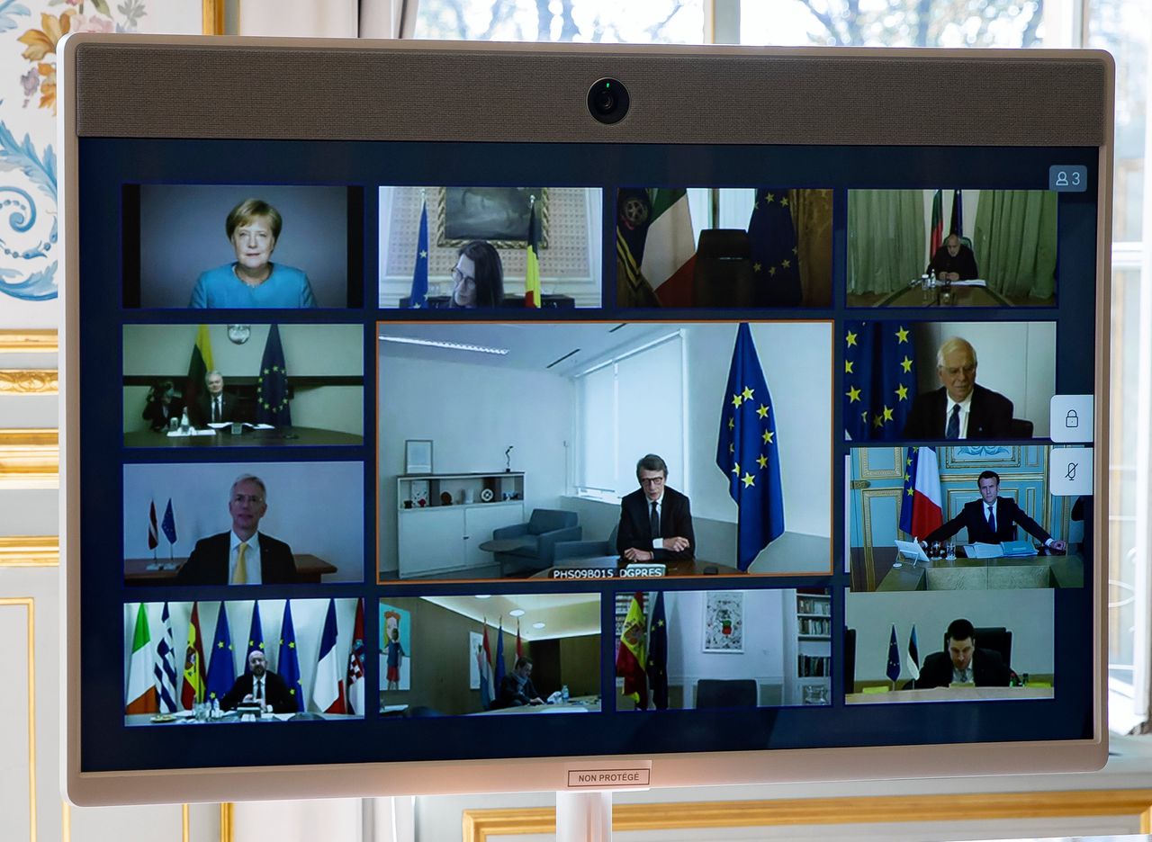 Leden van de Europese Raad zijn op het scherm te zien tijdens een videoconferentiegesprek in het Elysée in Parijs, donderdag 26 maart 2020. Ze houden een top om de verspreiding van het coronavirus in te dammen en de verwoestende impact ervan op hun economieën te beteugelen.