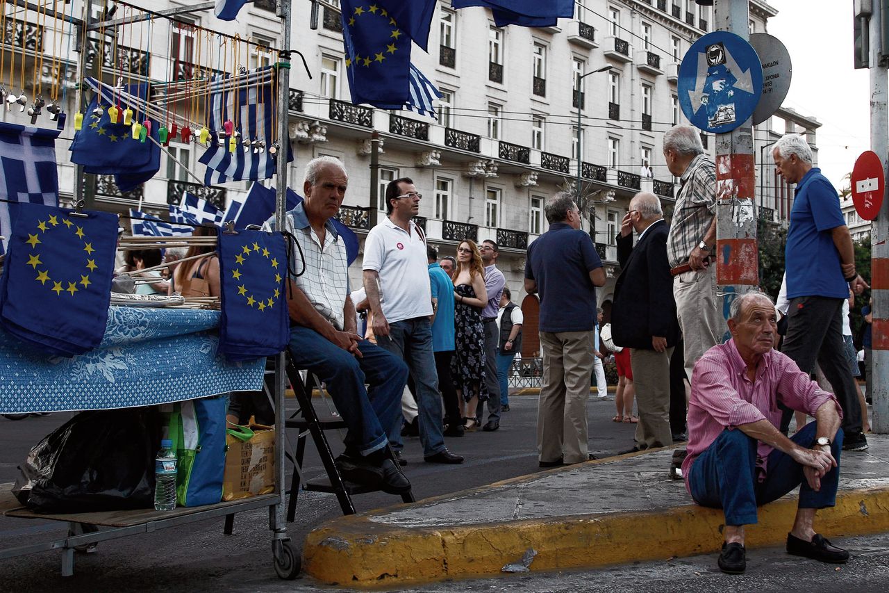 2015: Grieken demonstreren bij het parlement in Athene voor financiële steun van het Europese Stabiliteitsmechanisme (ESM).