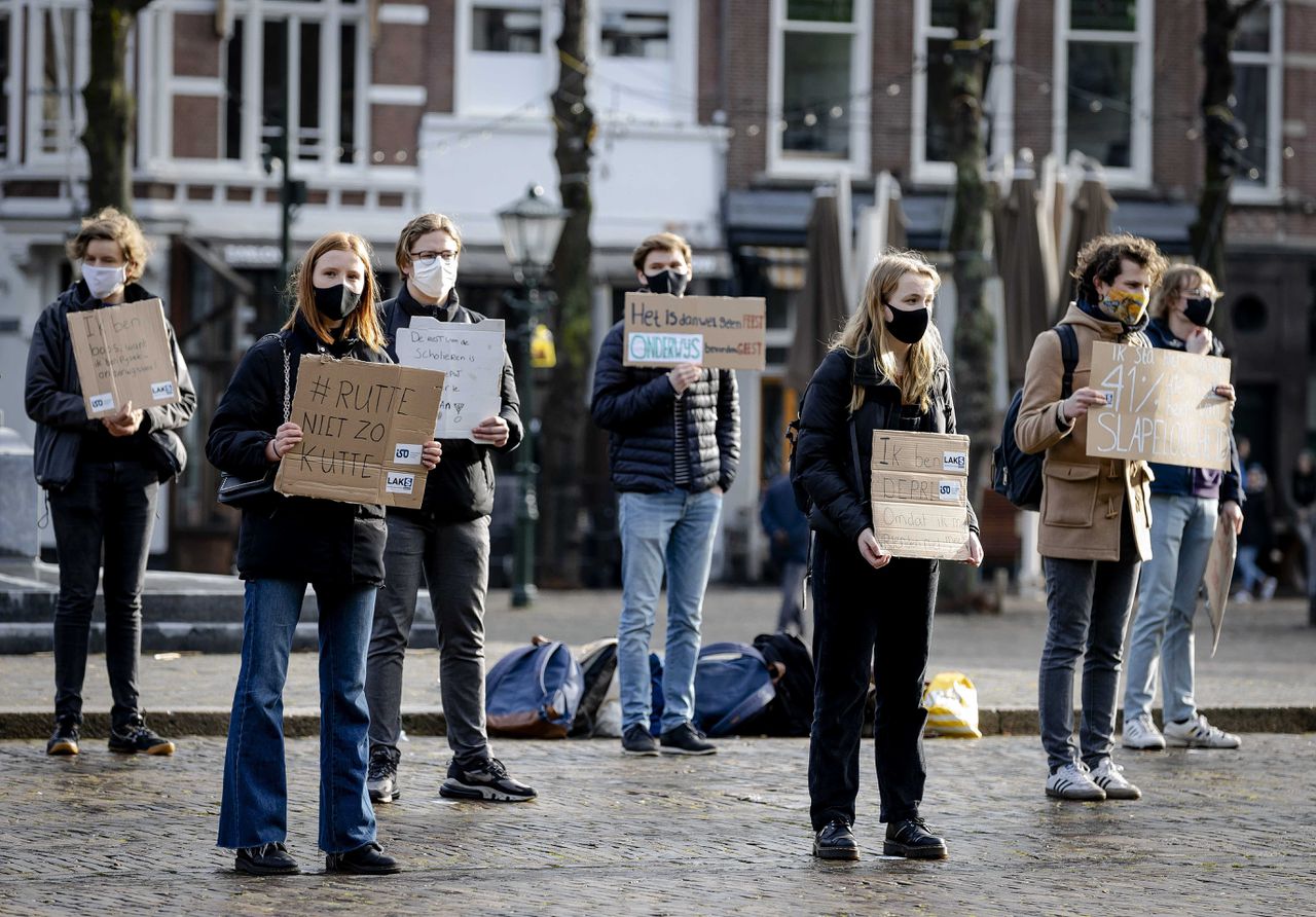 Scholieren en studenten vroegen woensdag in Den Haag aandacht voor de heropening van de scholen.