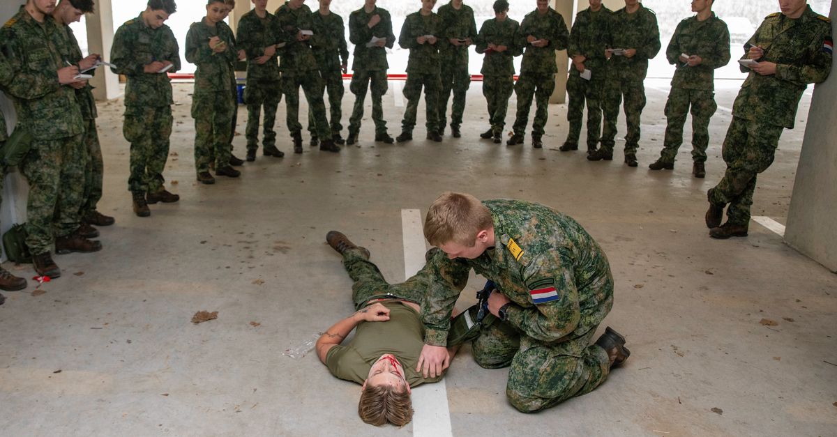 Op zoek naar extra reservisten marcheert defensie het onderwijs in