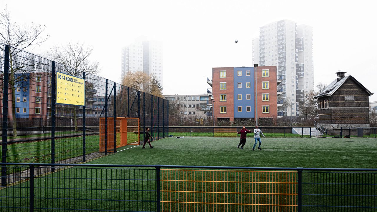 In Rotterdam zijn ongeveer dertig Cruyff Courts en Krajicek Playgrounds.