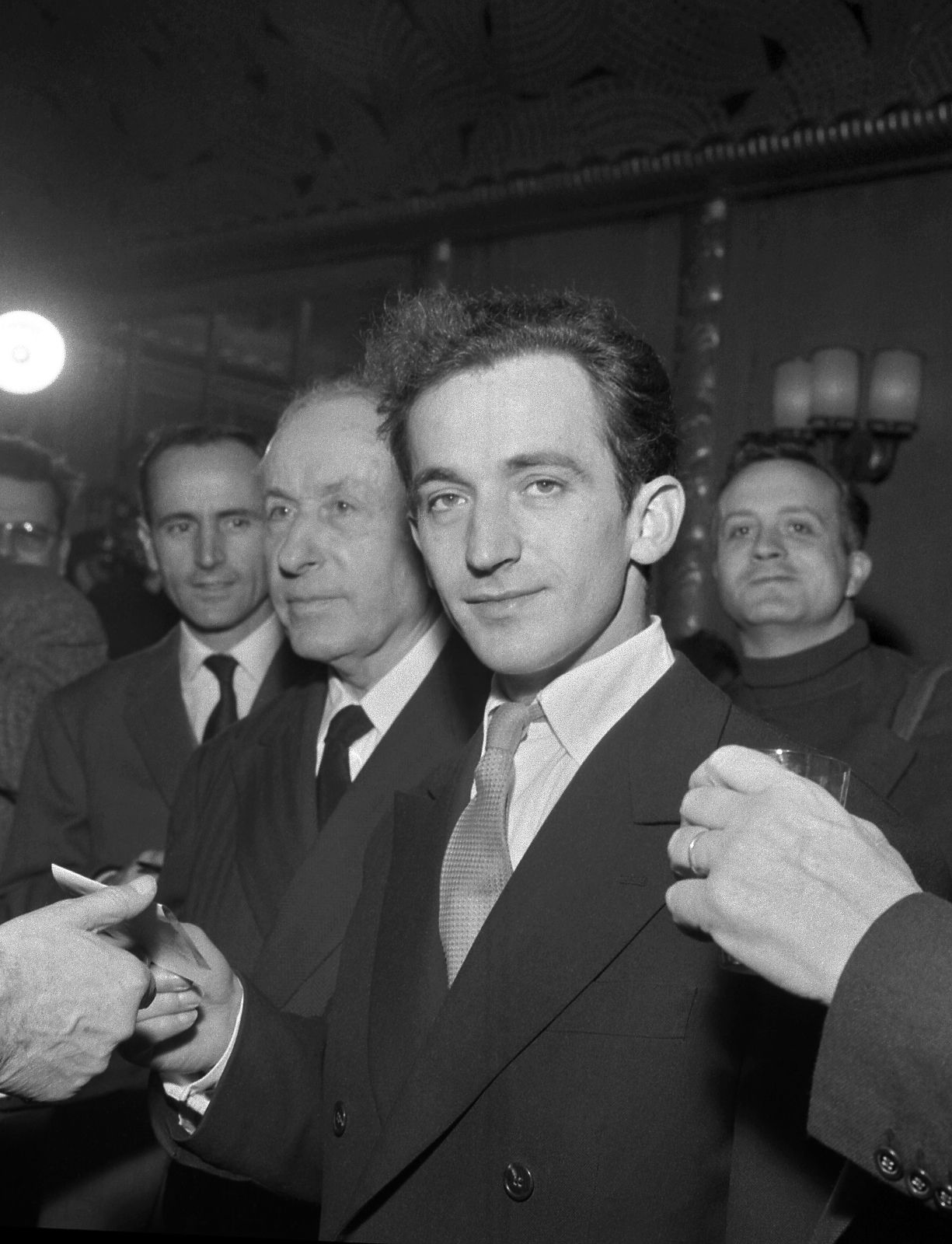 André Schwarz-Bart in 1959 Foto AFP (FILES) - Picture taken 07 December 1959 in Paris of French author Andre Schwarz-Bart surrounded by Goncourt academy members after receiving the Prix Goncourt for his novel "Le dernier des Justes". Andre Schwarz-Bart died 30 Septembre 2006 in Pointe-à-Pitre, in the French Overseas, following a heart operation aged 78. Born in the northeastern French town of Metz in 1928, the writer of Polish Jewish ancestry came to live in the French Overseas Department of Guadeloupe in the 1970s. The novel that won him the prestigious prize at the age of 31 was a literary transposition of the Holocaust tracing the destiny of a Jewish family from the first crusade to Auschwitz. AFP PHOTO FILES
