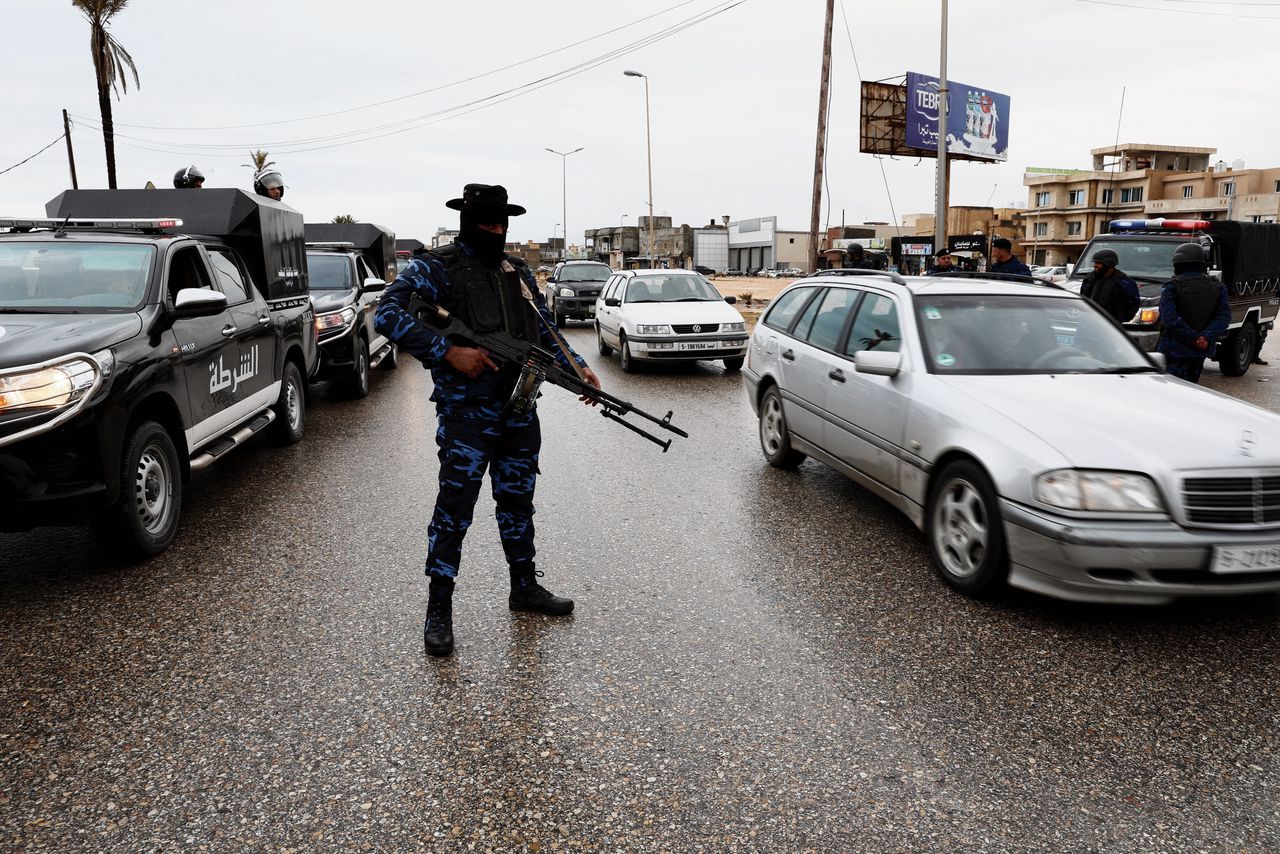 Een militielid houdt het verkeer in de gaten in de plaats Tajura, even ten oosten van de hoofdstad Tripoli.