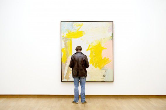 Een bezoeker van het Stedelijk Museum kijkt naar werk van Willem de Kooning.
