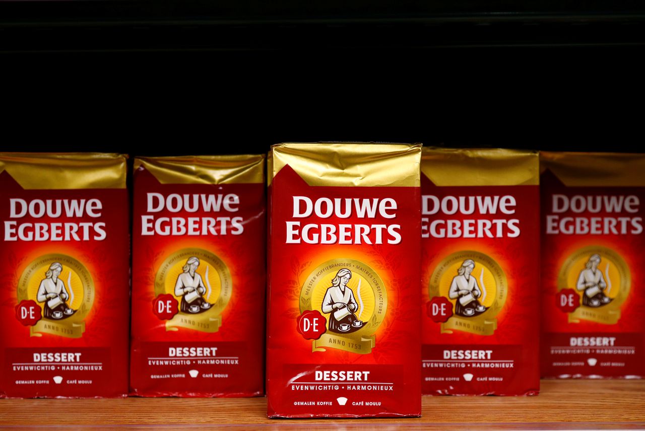 Douwe Egberts-koffie in een Belgische supermarkt.