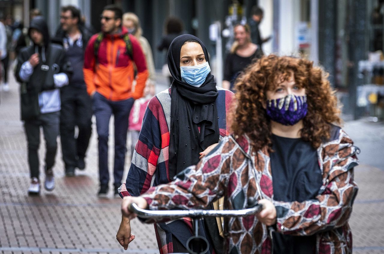 De Kalverstraat in Amsterdam, waar in augustus een mondkapjesplicht gold omdat het druk was in de winkelstraten.