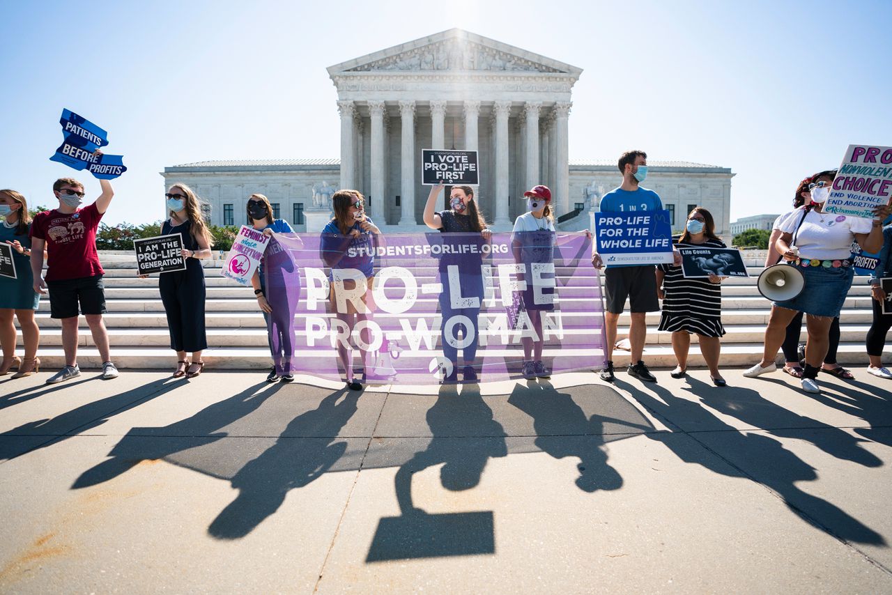 Betogers tegen abortus (pro-life) verzamelden zich maandag bij het Hooggerechtshof in Washington