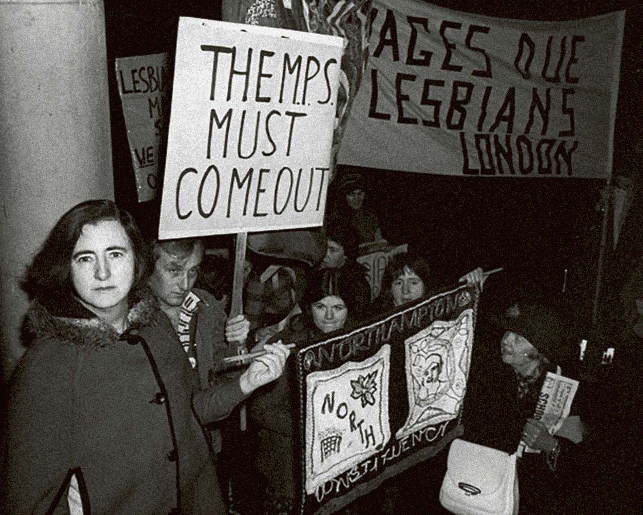 Demonstranten in 1977 steunen een Britse parlementariër die onder vuur kwam te liggen na haar coming-out.