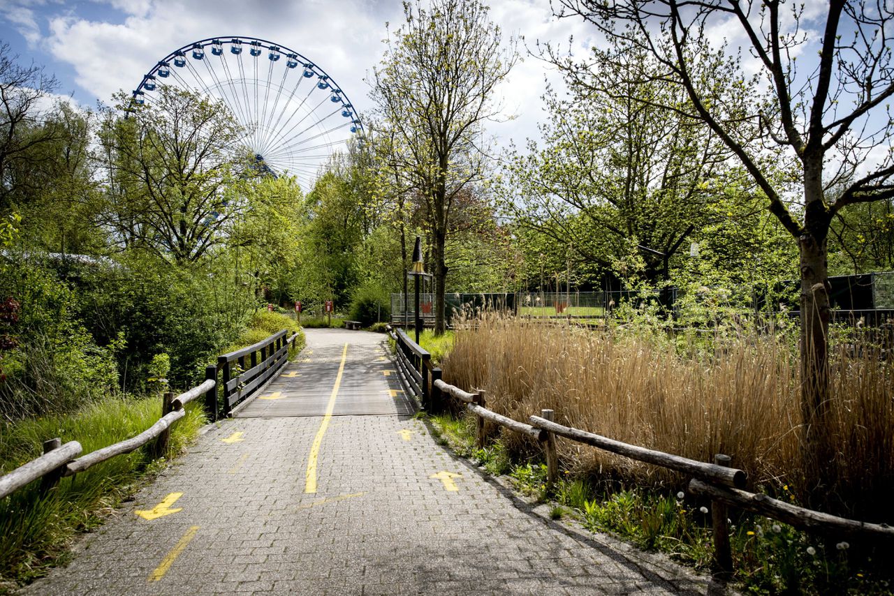 Looprichtingen in pretpark Walibi Holland. Als onderdeel van de tweede stap in het openingsplan van het kabinet gaan attractieparken op 19 mei onder voorwaarden weer open.
