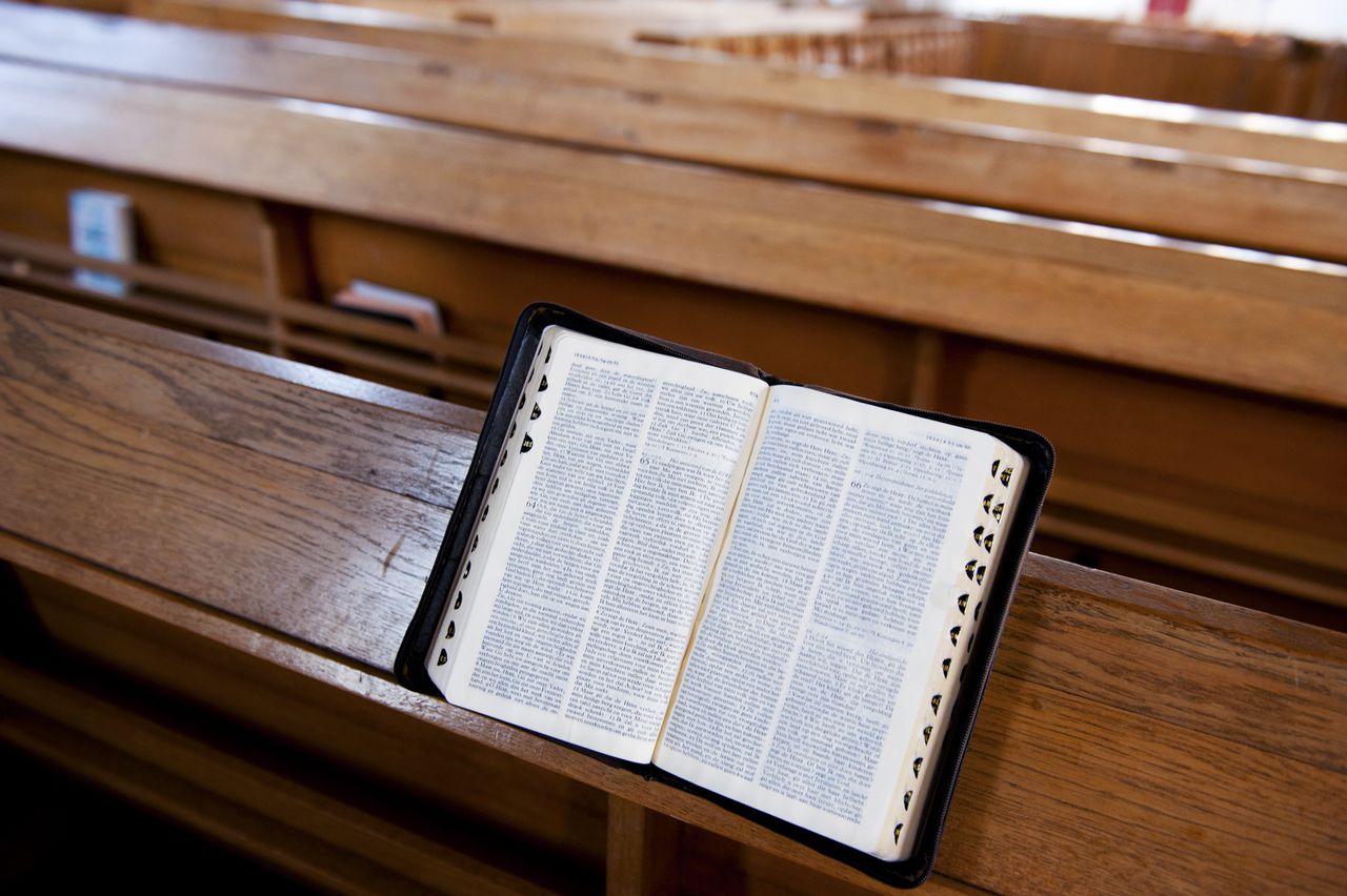 Bijbel op kerkbank in Protestantse kerk.