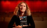 De Britse schrijfster Samantha Harvey met haar Booker Prize-winnende roman Orbital. 