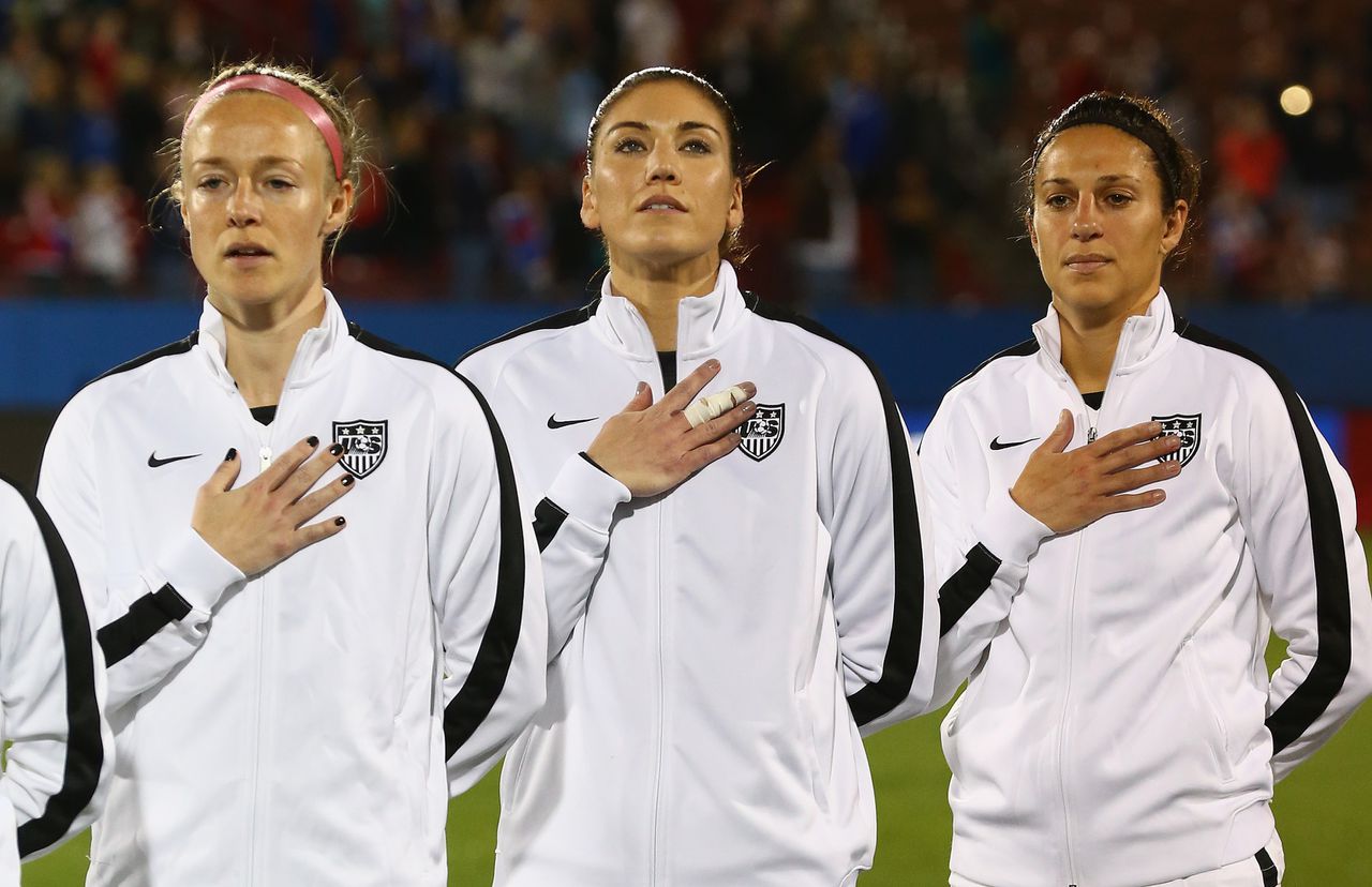 Van links naar rechts: Becky Sauerbrunn, Hope Solo en Carli Lloyd. Zij, en twee ploeggenoten, spanden namens het Amerikaanse voetbalvrouwenteam een zaak aan voor gelijke behandeling.