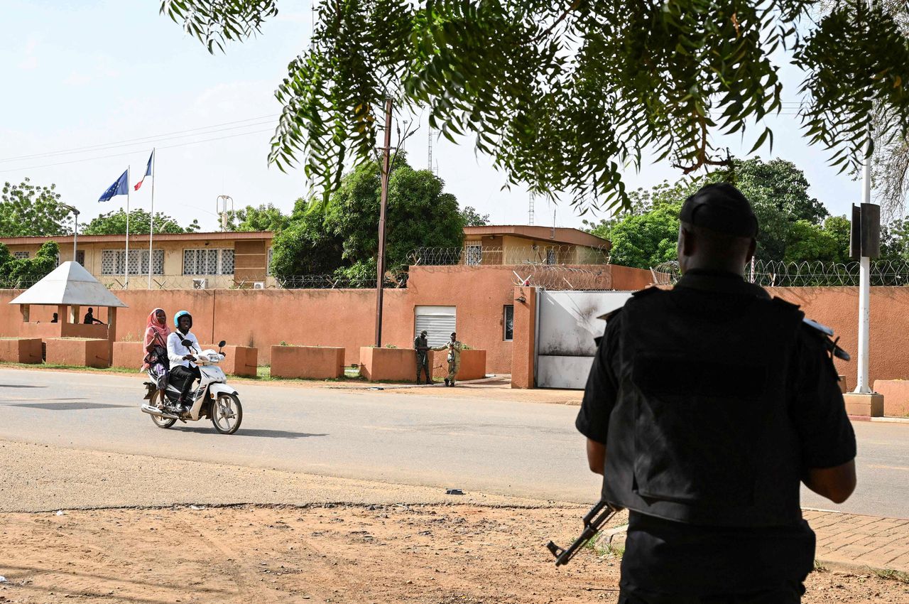 Macron maakt einde aan Franse militaire aanwezigheid in Niger, ook ambassadeur wordt teruggehaald 
