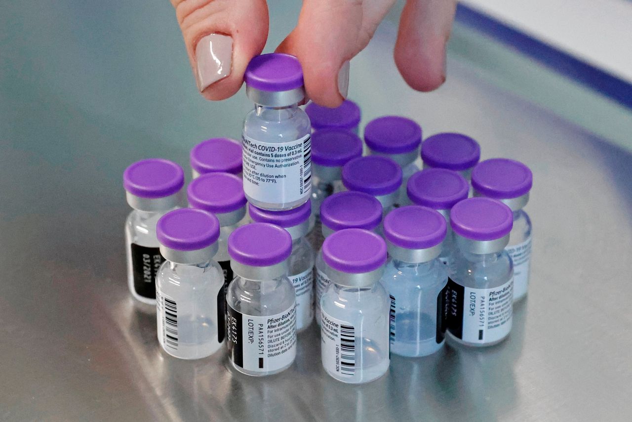 Laat mensen zelf uitmaken wie, wanneer vaccin krijgt - NRC