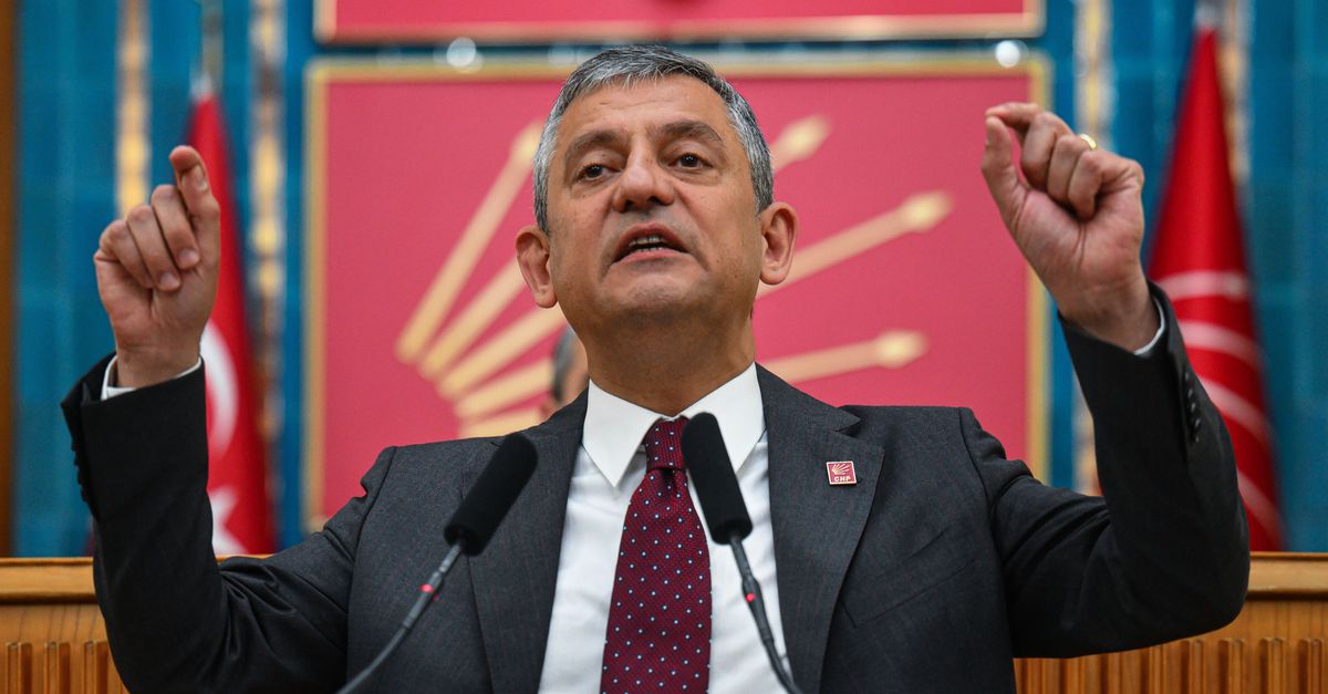 Leider van grootste Turkse oppositiepartij moet weg nadat zijn verkiezing ongeldig is verklaard door de rechter