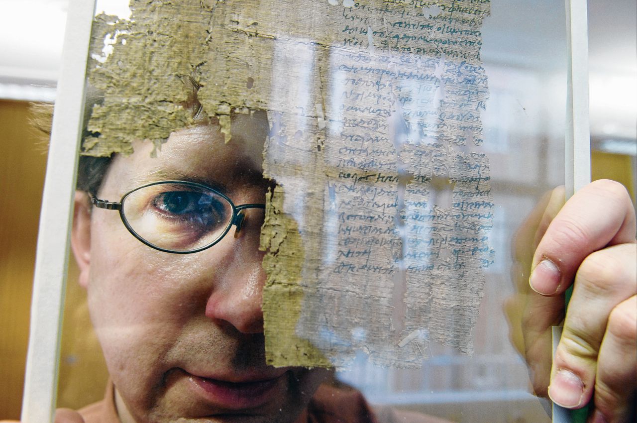 Dirk Obbink toont een papyrus.