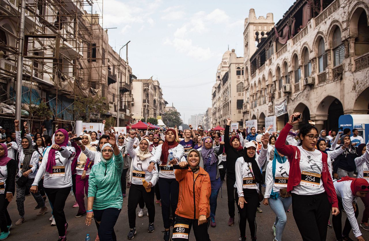 Vrouwen doen in 2018 een warming-up voor een optocht in Caïro, waarmee ze onder meer protesteerden tegen geweld tegen vrouwen en meisjes.