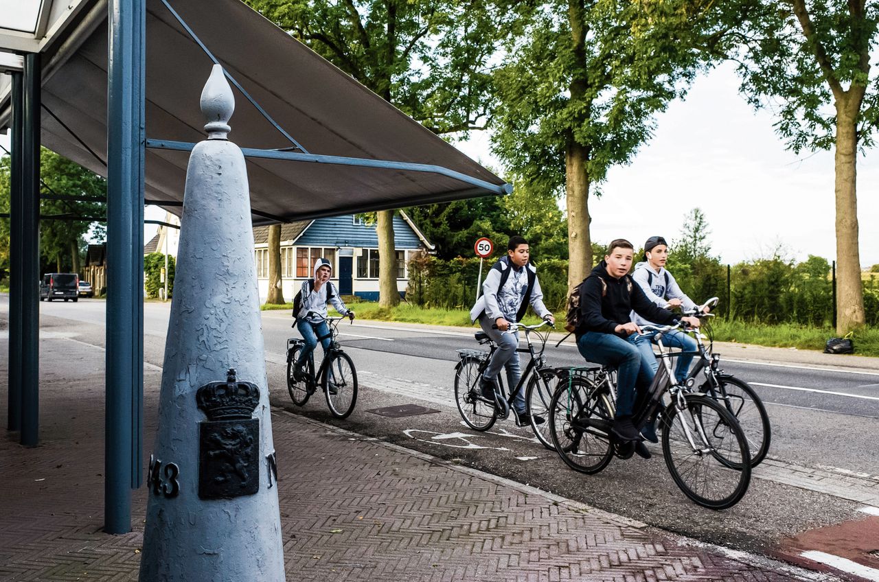 Scholieren passeren de grens tussen Nederland en België. Belgisch onderwijs is al lang populair bij Nederlanders, maar de laatste jaren is de animo sterk gestegen, onder meer voor het Alicebourg in Lanaken.