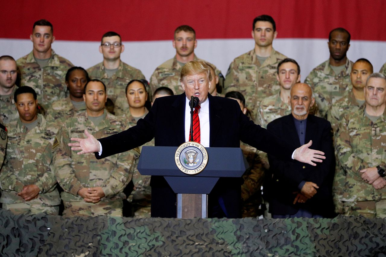 President Donald Trump bracht in november vorig jaar een bezoek aan Amerikaanse troepen in Afghanistan. Rechtsachter hem (in het zwart) de Afghaanse president Ashraf Ghani.
