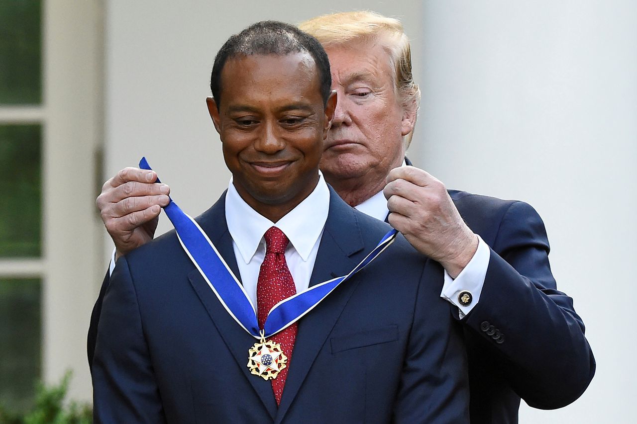 Tiger Woods ontvangt de Presidential Medal of Freedom van de Amerikaanse president Trump in de Rozentuin van het Witte Huis.
