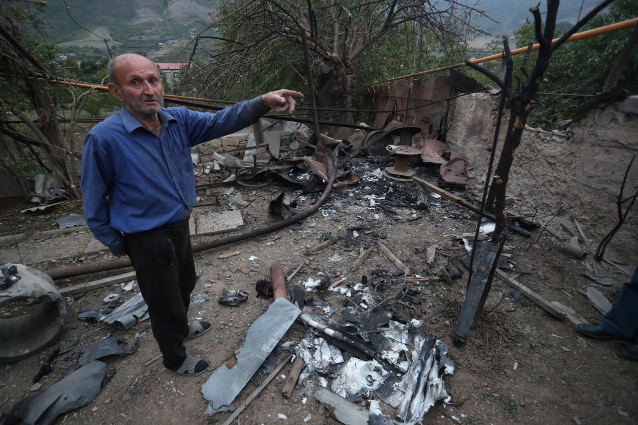 Een man in de grensregio Nagorno-Karabach, wiens huis is beschadigd temidden van het oplaaiende geweld.