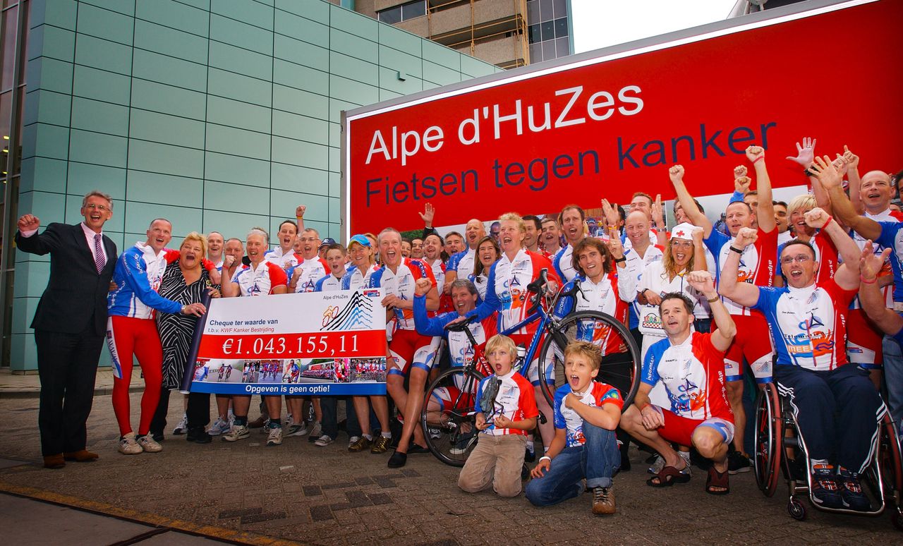 De wielrenners van de stichting Alpe d'HuZes tonen trots de opbrengst van de jaarlijkse inzamelactie.