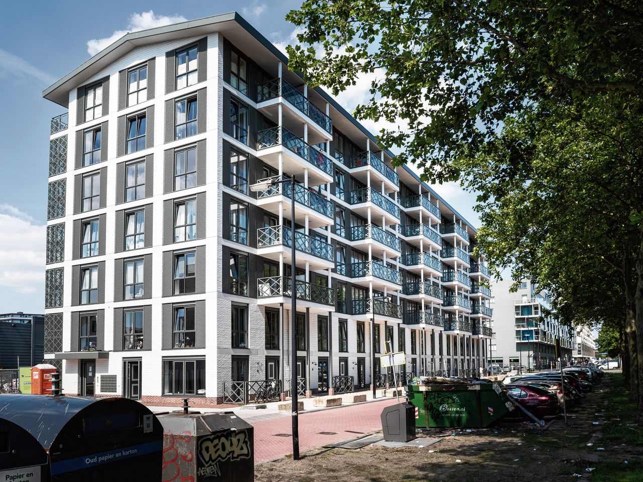 De balkonhekken van de flats in Mi Oso, een nieuwe wijk in Amsterdam Zuidoost, zijn geïnspireerd door de officierswoningen van Fort Zeelandia. „Ik heb gespeeld met associaties en verwijzingen, waarvan ik hoop dat ze worden herkend.”