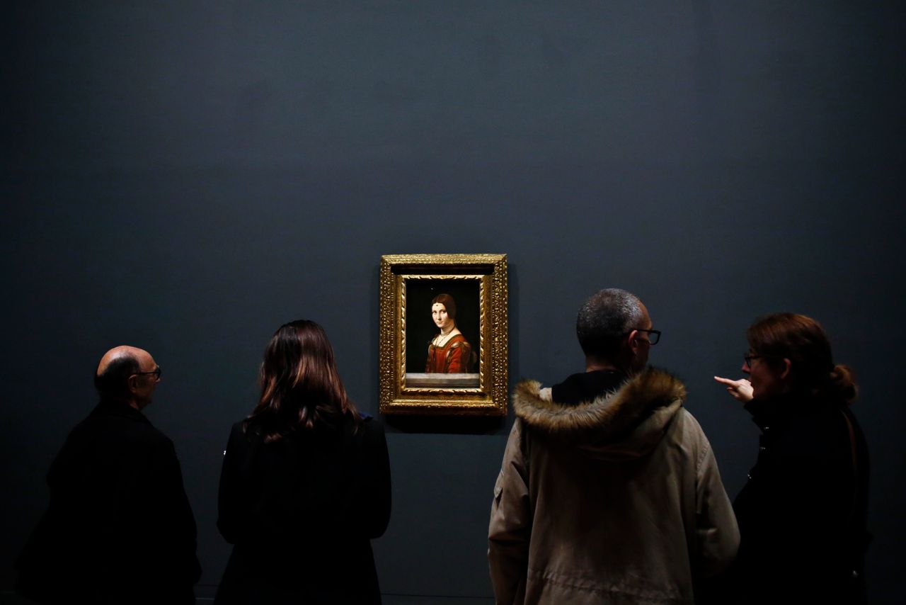 Journalisten bekijken Leonardo’s schilderij La Belle Ferronniere op de voorbezichtiging van de tentoonstelling Leonardo da Vinci in het Louvre