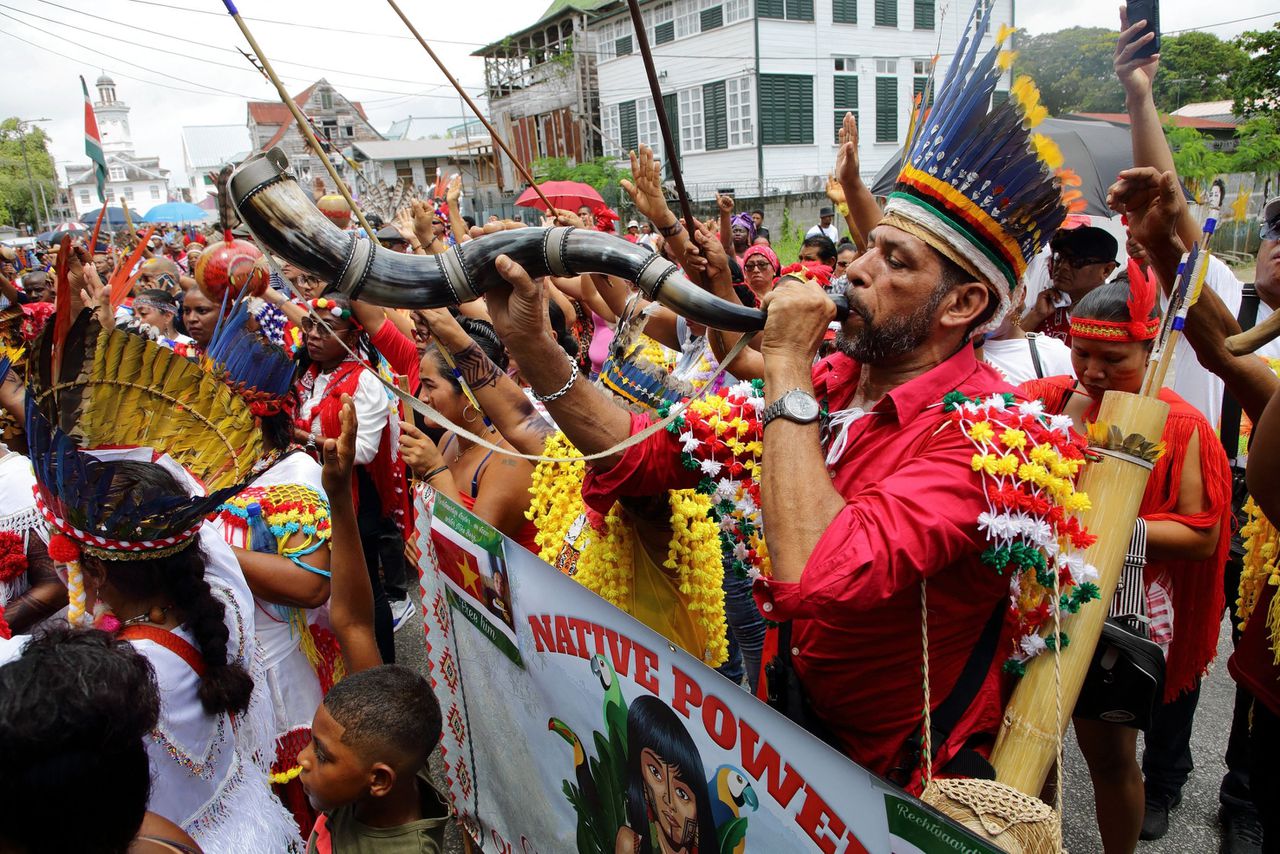 Duizenden inheemse Surinamers hielden op 13 mei een protestmars door de straten van hoofdstad Paramaribo.