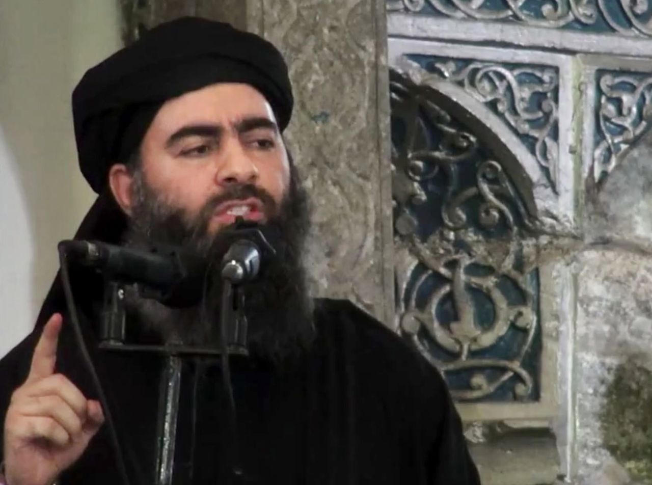 Een van de weinige foto's van Abu Bakr al-Baghdadi, waarop te zien is hoe de IS-leider in 2014 het kalifaat uitroept.