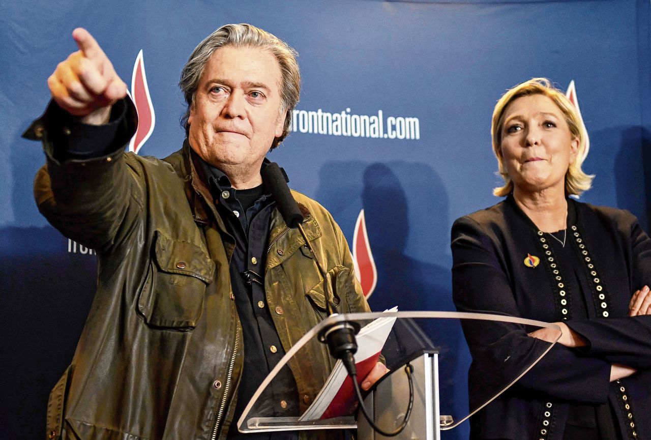 Marine Le Pen naast Steve Bannon, na diens peptalk waarin hij zei: „Dit is een wereldwijde beweging.” En ook: racist, xenofoob, nativist, „zie het als een eretitel”.